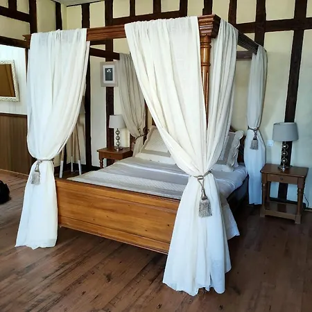 Cafe De France Bed & Breakfast *